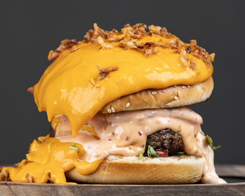 Poza Cheeseburger în stil Garrison cu cartofi dulci prăjiți și sos spicy mayo